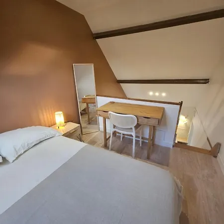 Brun Noisetier Apartment
